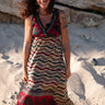 Vestido Tejas maxi seda sari reciclado multicolorido e preto padrão geométrico floral alças borlas fenda lateral Raja Pura - vista corpo inteiro frente