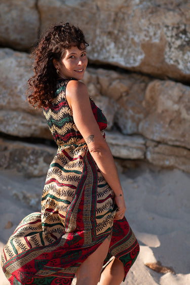 Vestido Tejas maxi seda sari reciclado multicolorido e preto padrão geométrico floral alças borlas fenda lateral Raja Pura - vista corpo inteiro lado