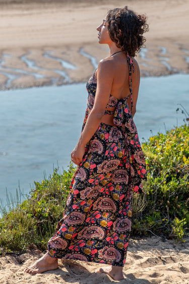 Vestido Vitória maxi étnico seda sari reciclado paisley floral preto rosa dourado decote halter fenda Raja Pura - vista de lado